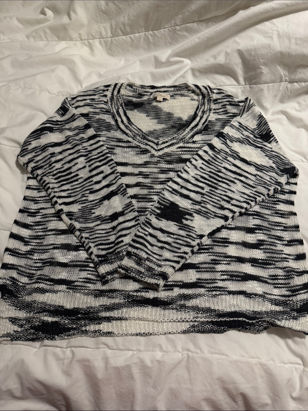 Elan Women's Black & White V-Neck Knit Sweater